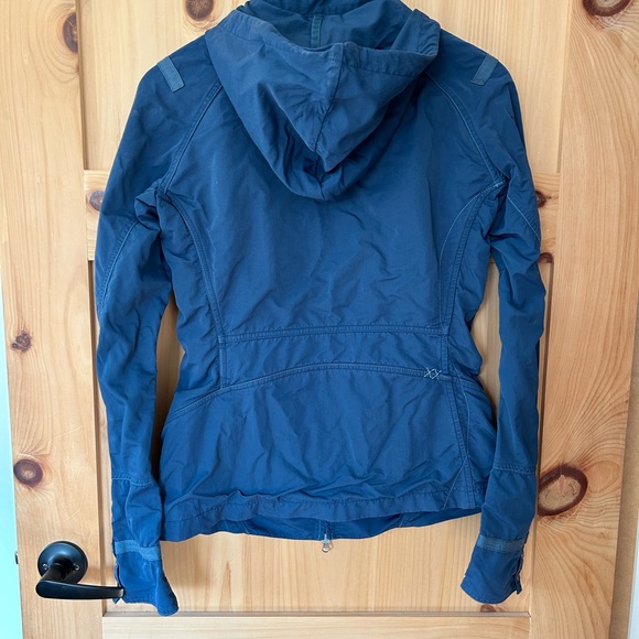 Mountain Hardwear jacket - water-resistant nylon shell with cool details - Picture 6 of 8